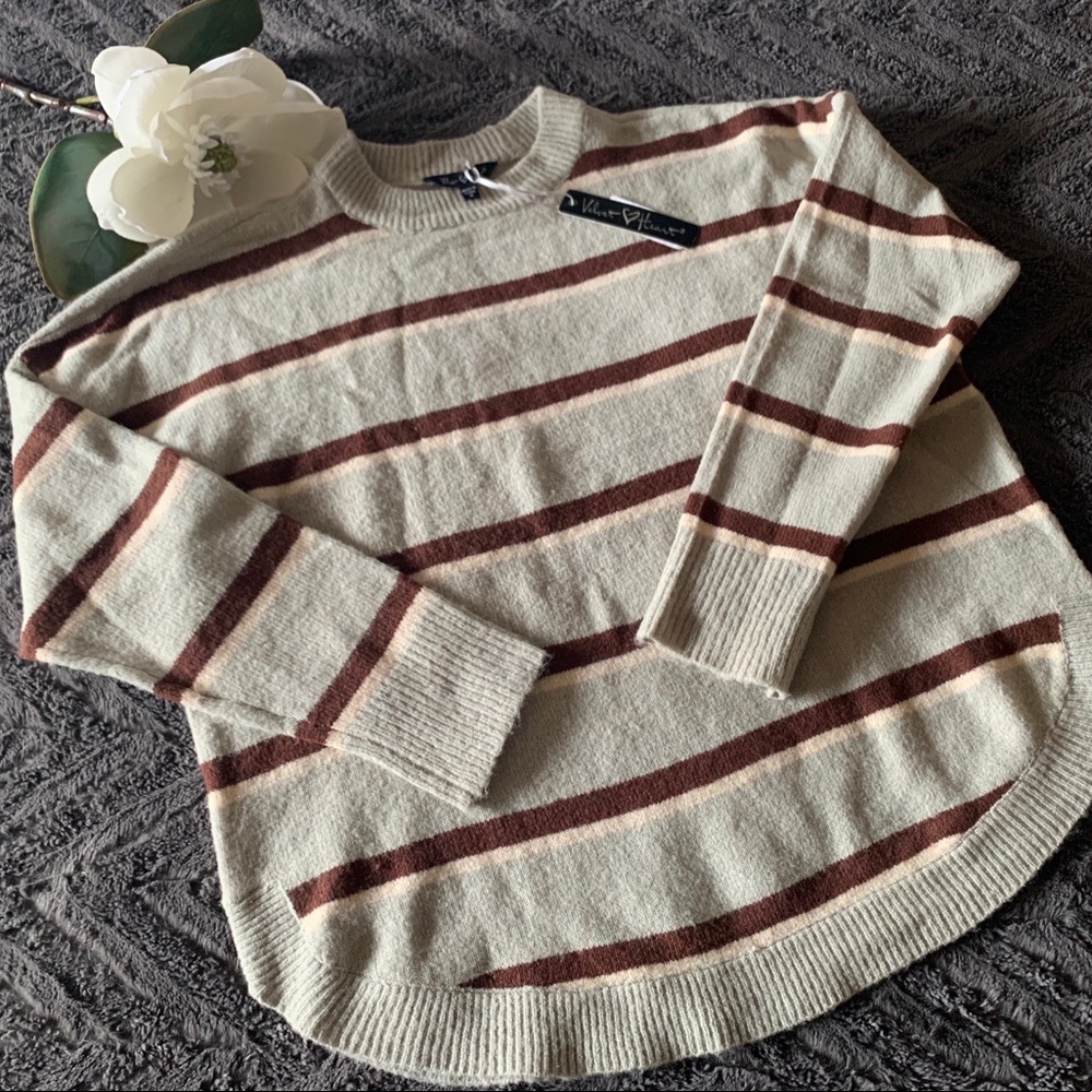 Super soft sweater,med,never worn, cute curved hem